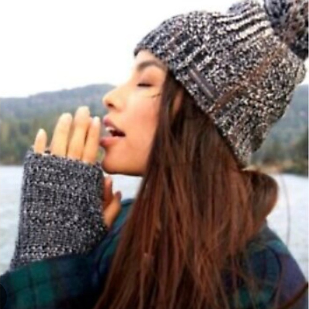 NWT Rebecca Minkoff Charcoal Knit Beanie and Arm Warmer Set